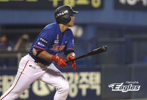 적시타 치는 한화 장진혁(서울=연합뉴스) 한화 장진혁이 25일 서울시 잠실구장에서 열린 프로야구 두산과의 방문 경기, 6회에 적시 2루타를 치고 있다. [한화 이글스 제공. 재판매 및 DB 금지]