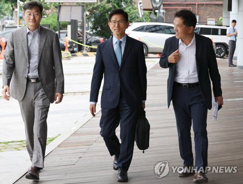 김문수 후보자, 출근(서울=연합뉴스) 한상균 기자 = 김문수 고용노동부 장관 후보자가 1일 인사청문회 준비사무실이 있는 서울 강남고용노동지청으로 출근하고 있다. 2024.8.1 xyz@yna.co.kr