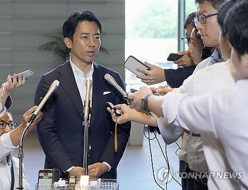 고이즈미 신지로 전 일본 환경상(도쿄 교도=연합뉴스) 고이즈미 신지로 전 일본 환경상이 오는 31일께 집권 자민당 총재 선거 입후보 의사를 표명하는 방안을 검토하고 있다고 교도통신이 23일 보도했다. 사진은 고이즈미 전 환경상이 지난 19일 총리 관저에서 취재진 질문에 답하는 모습. 2024.8.23 photo@yna.co.kr