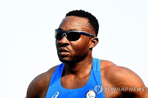 파리 패럴림픽 난민팀 개회식 기수로 나서는 아탕가나[AFP=연합뉴스 자료사진]