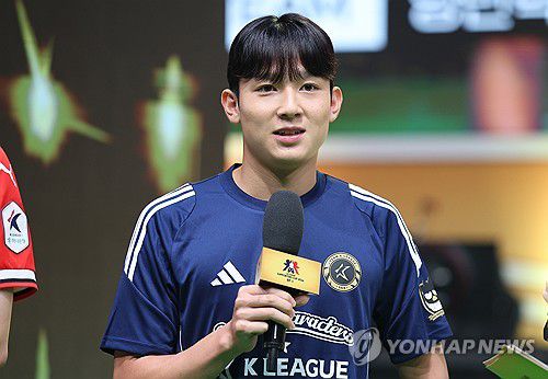 질문에 답하는 양민혁(서울=연합뉴스) 김성민 기자 = 잉글랜드 프리미어리그(EPL) 토트넘 홋스퍼 이적이 확정된 K리그1 강원FC 양민혁이 29일 오후 서울 송파구 잠실 비타500 콜로세움에서 열린 'eK리그 서포터즈컵 4강 및 결승전' 이벤트 매치에서 아나운서의 질문에 답하고 있다. 2024.7.29 ksm7976@yna.co.kr