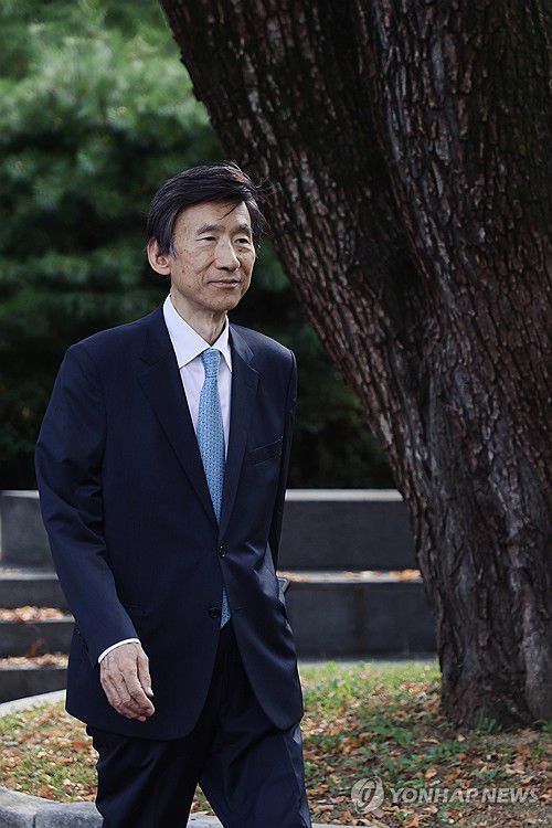 청와대재단 이사장 맡은 윤병세 전 외교부 장관(서울=연합뉴스) 류효림 기자 = 윤병세 청와대재단 이사장(전 외교부 장관)이 지난 19일 서울 청와대 여민관에서 연합뉴스와 인터뷰에 앞서 포즈를 취하고 있다. 2024.8.26 ryousanta@yna.co.kr