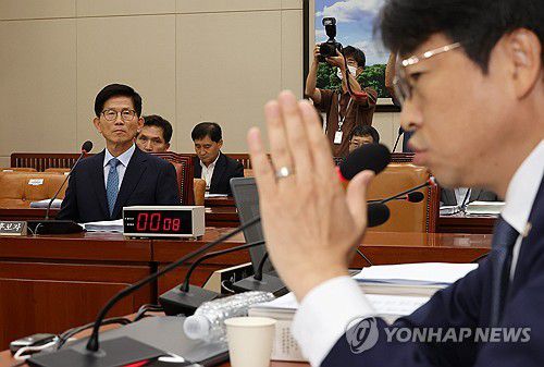 의사진행 발언 경청하는 김문수 고용노동부 장관 후보자(서울=연합뉴스) 김주형 기자 = 김문수 고용노동부 장관 후보자가 26일 오전 국회에서 열린 인사청문회에 참석해 의사진행 발언을 경청하고 있다. 2024.8.26 kjhpress@yna.co.kr