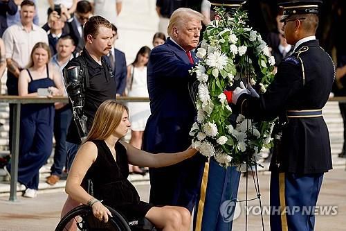 카불테러로 부상당한 장병과 헌화하는 트럼프[워싱턴DC AFP=연합뉴스. 재판매 및 DB 금지]