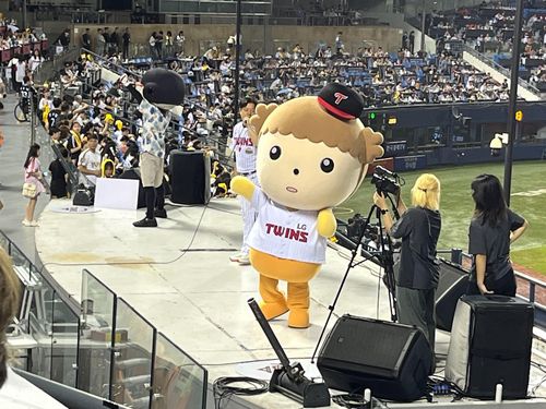 응원단석에 오른 네이버웹툰 '마루는 강쥐' 캐릭터[네이버웹툰 제공. 재판매 및 DB 금지]