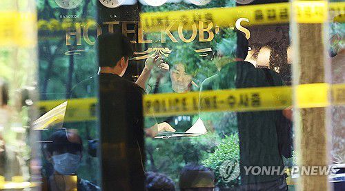 부천 화재 호텔 압수수색(부천=연합뉴스) 임순석 기자 = 경기 부천 호텔 화재 사고를 수사 중인 경찰이 27일 오전 경기 부천시 호텔 화재 현장을 압수수색 하고 있다. 2024.8.27 soonseok02@yna.co.kr