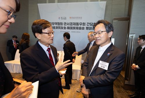 대화하는 윤진식 무역협회장(왼쪽)과 미야베 요시유키 관서경제동우회 대표간사 [한국무역협회 제공. 재판매 및 DB 금지]