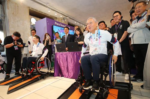 확장 현실(XR) 스포츠 체험하는 유인촌 문체부 장관(파리=연합뉴스) 파리 공동취재단 = 유인촌 문체부 장관(오른쪽)이 28일(현지시간) 프랑스 파리 마레 지구에 설치된 2024 파리 패럴림픽대회 코리아하우스에서 확장 현실(XR) 스포츠를 체험하고 있다.