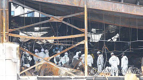 화재 원인을 찾아라(화성=연합뉴스) 홍기원 기자 = 25일 경기도 화성시 서신면 리튬전지 공장 화재 현장에서 경찰과 소방, 국립과학수사연구원, 국토안전연구원, 고용노동부, 산업안전관리공단 등 관계자들이 화재 원인을 찾기 위한 합동 감식을 하고 있다.     지난 24일 오전 10시 31분 화성시 서신면 전곡리 소재 일차전지 업체인 아리셀 공장에서 화재가 발생해 다수의 사상자가 발생했다. 2024.6.25 [공동취재] xanadu@yna.co.kr