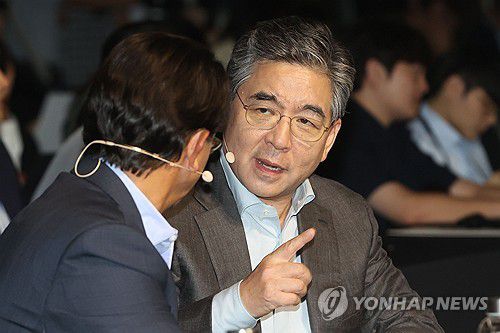 대화하는 장재훈 사장(서울=연합뉴스) 강민지 기자 = 장재훈 현대자동차 사장(오른쪽)이 28일 오후 서울 여의도 콘래드호텔에서 열린 'CEO 인베스터 데이'에서 호세 무뇨스 현대차그룹 글로벌 최고운영책임자(COO)와 대화하고 있다. 2024.8.28 mjkang@yna.co.kr