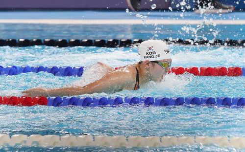 물살 헤치는 강정은(파리=연합뉴스) 공동취재단 = 파라 수영 국가대표 강정은이 29일(한국시간) 프랑스 파리 라데팡스 수영장에서 열린 2024 파리 패럴림픽 수영 여자 접영 100ｍ 스포츠 등급 S14 예선에서 힘차게 물살을 가르고 있다. 2024.8.29. cycle@yna.co.kr
