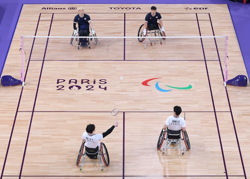 한국 선수끼리 격돌한 패럴림픽 배드민턴 남자 복식(서울=연합뉴스) 유수영-정재군 조(아래)와 최정만-김정준 조(위)가 29일(한국시간) 프랑스 파리 포르트드라샤펠에서 열린 2024 파리 패럴림픽 배드민턴 남자 복식 WH1-2 A조 예선에서 경기를 치르고 있다. [사진공동취재단]