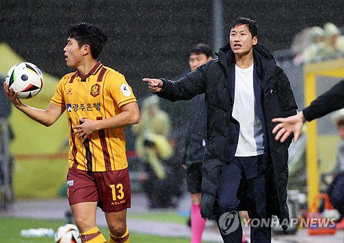 작전 지시하는 이정효 감독(광주=연합뉴스) 조남수 기자 = 15일 광주축구전용구장에서 열린 프로축구 K리그1 광주FC와 울산 HD의 경기. 광주 이정효 감독이 전반전에 작전을 지시하고 있다. 2024.5.15 iso64@yna.co.kr