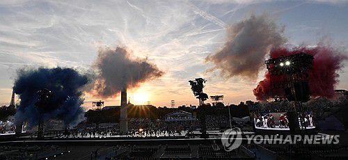 축포 터지는 패럴림픽 개막식(서울=연합뉴스) 28일(현지시간) 프랑스 파리 콩코드 광장에서 열린 2024 파리 패럴림픽 개막식에서 축포가 터지고 있다. 2024.8.29 [사진공동취재단] photo@yna.co.kr