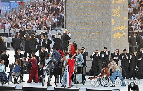 패럴림픽 개막식 축하 공연(서울=연합뉴스) 28일(현지시간) 프랑스 파리 콩코드 광장에서 열린 2024 파리 패럴림픽 개막식에서 오벨리스크를 중심으로 축하 공연이 진행되고 있다. 2024.8.29 [사진공동취재단] photo@yna.co.kr