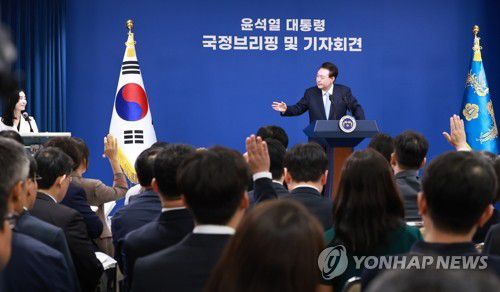 질문받는 윤석열 대통령(서울=연합뉴스) 홍해인 기자 = 윤석열 대통령이 29일 오전 서울 용산 대통령실 청사에서 열린 '국정브리핑 및 기자회견'에서 취재진의 질문을 받고 있다. 2024.8.29 hihong@yna.co.kr
