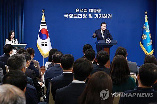 답변하는 윤석열 대통령(서울=연합뉴스) 진성철 기자 = 윤석열 대통령이 29일 오전 서울 용산 대통령실 청사에서 열린  '국정브리핑 및 기자회견'에서 출입기자의 질문에 답하고 있다 . 2024.8.29 zjin@yna.co.kr