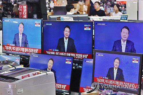 윤석열 대통령 "의료개혁, 어디 살든지 차별 없이 건강권 보장"(서울=연합뉴스) 진연수 기자 = 29일 오전 서울 용산구 용산전자상가에서 윤석열 대통령의 국정브리핑 및 기자회견 방송이 중계되고 있다. 2024.8.29 jin90@yna.co.kr