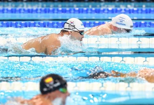 치열하게 경쟁하는 조기성(파리=연합뉴스) 공동취재단 = 장애인 수영 국가대표 조기성이 30일(한국시간) 프랑스 파리 라데팡스 수영장에서 열린 수영 남자 평영 50ｍ 스포츠등급 SB3 결선에서 힘차게 물살을 가르고 있다