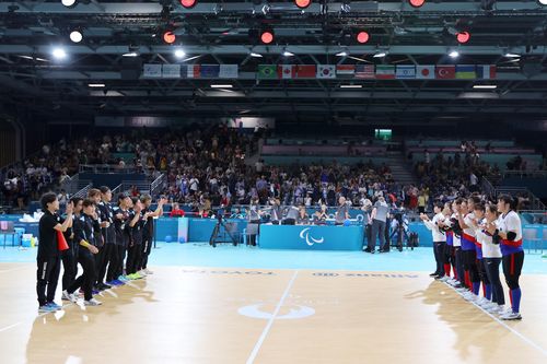서로 격려하는 한국과 일본 골볼 대표팀(파리=연합뉴스) 공동취재단 = 한국 골볼 대표팀(오른쪽)과 일본 대표팀이 30일(한국시간) 프랑스 파리 사우스 파리 아레나6에서 열린 2024 파리 패럴림픽 조별예선이 끝난 뒤 서로 격려하고 있다.