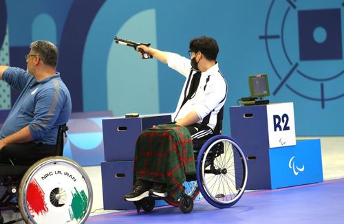 집중 또 집중(샤토루[프랑스]=연합뉴스) 공동 취재단 = 장애인 사격 국가대표 조정두가 30일(한국시간) 프랑스 샤토루 슈팅센터에서 열린 사격 P1 남자 10ｍ 공기권총(스포츠등급 SH1) 결선에서 경기를 치르고 있다.