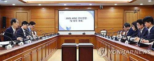 한덕수 총리, 2025 APEC 정상회의 관계기관 점검회의 주재(서울=연합뉴스) 한덕수 국무총리가 30일 서울 종로구 정부서울청사에서 열린 2025 APEC 정상회의 관계기관 점검회의를 주재하고 있다. 2024.8.30 [총리실 제공. 재판매 및 DB 금지] photo@yna.co.kr