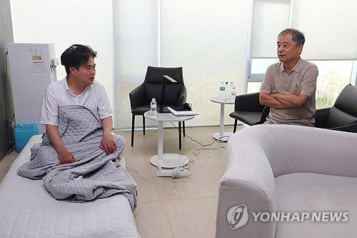 단식 5일째 이어가는 임현택 의협 회장(서울=연합뉴스) 서대연 기자 = 5일째 단식을 이어가고 있는 임현택 대한의사협회 회장이 30일 서울 용산구 대한의사협회 건물 내부에서 단식 현장을 찾은 안덕선 의협 의료정책연구원장과 대화하고 있다.     임 회장은 이날 열사병 우려 등 건강상 이유로 야외 천막 농성장이 아닌 내부 진료시설에서 단식 투쟁을 이어갔다. 2024.8.30 dwise@yna.co.kr
