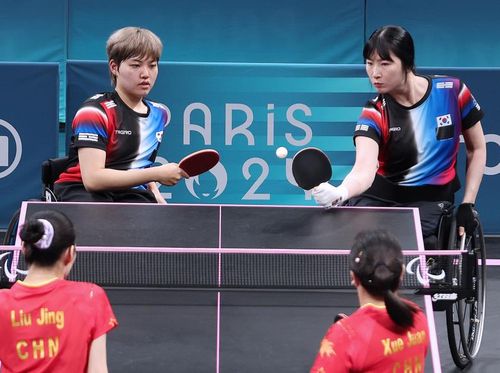공격 시도하는 서수연-윤지유 조(파리=연합뉴스) 공동취재단 = 탁구 서수연(위 오른쪽), 윤지유 조가 30일(현지시간)  프랑스 파리 사우스 파리 아레나 4에서 열린 대회 탁구 여자복식(스포츠등급 WD5) 중국 류징-쉐쥐안 조와 결승전을 치르고 있다.
