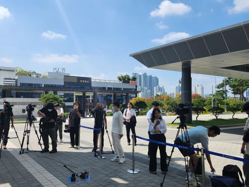 정동영 의원을 기다리다 철수하는 취재진들[촬영 나보배]