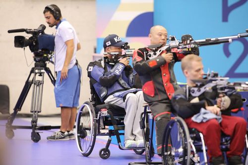 집중하는 박진호(샤토루[프랑스]=연합뉴스) 공동 취재단 = 장애인 사격 국가대표 박진호가 31일(한국시간) 프랑스 샤토루 슈팅센터에서 열린 사격 R1 남자 10ｍ 공기소총 입사(스포츠등급 SH1) 결선 경기를 치르고 있다.