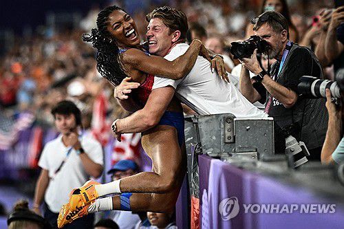 미국 육상 대표팀이 '파워 커플'이라고 소개한 우드홀 부부[로이터=연합뉴스 자료사진]