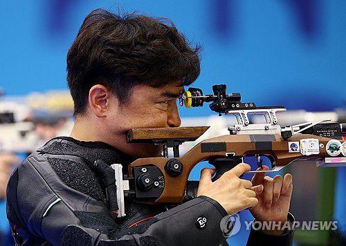 겨냥하는 서훈태[로이터=연합뉴스]