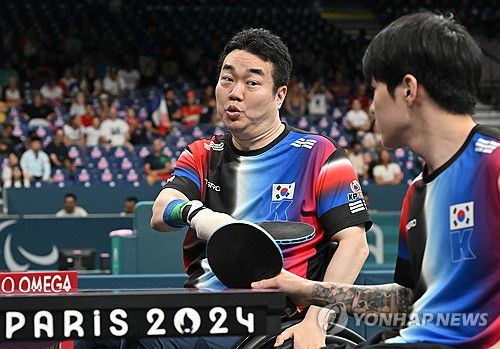 라켓으로 하이파이브(서울=연합뉴스) 장애인 탁구 대표팀의 박성주가 29일(현지시간) 프랑스 파리 사우스 파리 아레나에서 열린 2024 파리 패럴림픽 탁구 남자 복식 8강전 영국과의 경기에서 장영진과 탁구채로 하이파이브를 하고 있다. 2024.8.29 [사진공동취재단] photo@yna.co.kr