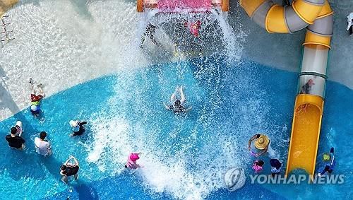 막바지 물놀이[연합뉴스 자료사진]