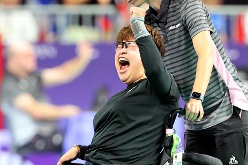 보치아 정소영(파리=공동취재단) 정소영이 1일(한국시간) 프랑스 파리 사우스 아레나 1에서 열린 2024 파리 패럴림픽 보치아 여자 개인전(BC2) 준결승에서 득점한 뒤 기뻐하고 있다.