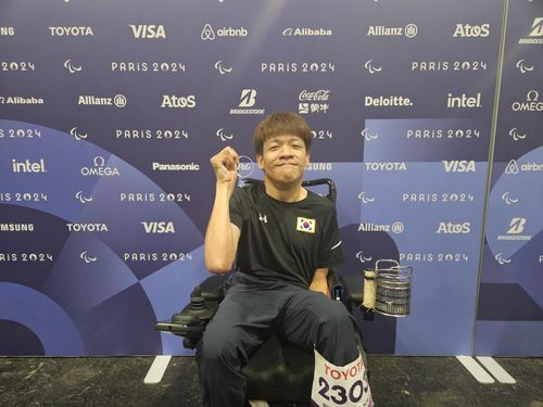 인터뷰하는 보치아 정호원(파리=공동취재단) 정호원이 1일(한국시간) 프랑스 파리 사우스 파리 아레나 1에서 열린 2024 파리 패럴림픽 보치아 남자 개인 4강전(BC3)에서 승리한 뒤 공동취재단과 인터뷰하고 있다.