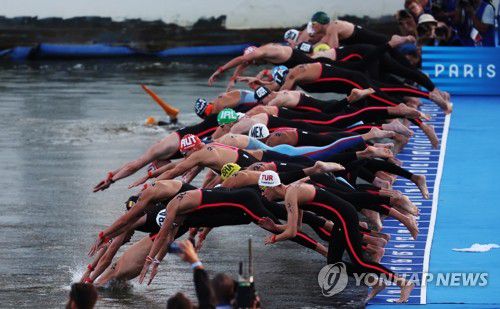 10km 마라톤 수영 출발하는 각국 대표선수들(파리 EPA=연합뉴스) 2024 파리 올림픽 남자 10km 마라톤 수영에 참여한 각국 대표들이 9일(현지시간) 출발선인 센강 알렉상드르 3세 다리에서 일제히 강물에 뛰어들고 있다. 2024.08.09. khmoon@yna.co.kr