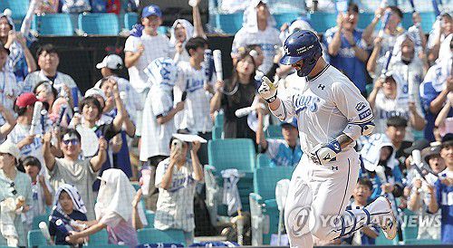 박병호 '연타석 투런포'(대구=연합뉴스) 윤관식 기자 = 1일 오후 대구 삼성라이온즈파크에서 열린 2024 프로야구 KIA 타이거즈와 삼성 라이온즈의 경기. 3회말 2사 주자 2루 상황에서 삼성 박병호가 2점 홈런을 치고 베이스를 돌고 있다. 2024.9.1 psik@yna.co.kr