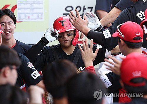 솔로포 축하받는 김도영(대구=연합뉴스) 윤관식 기자 = 1일 오후 대구 삼성라이온즈파크에서 열린 2024 프로야구 KIA 타이거즈와 삼성 라이온즈의 경기. 7회초 무사 주자 없는 상황에서 KIA 김도영이 1점 홈런을 치고 동료들에게 축하받고 있다. 2024.9.1 psik@yna.co.kr