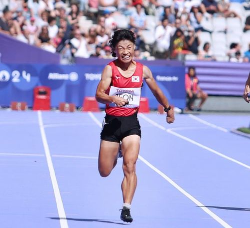 작은 거인 전민재(파리=연합뉴스) 공동취재단 = '작은 거인' 전민재(47·전북장애인육상연맹)가 1일(한국시간) 프랑스 파리 스타드 드 프랑스에서 열린 2024 파리 패럴림픽 여자육상 200ｍ(스포츠등급 T36) 결선에서 있는 힘을 다해 뛰고 있다.