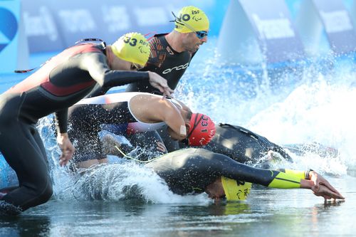 두 팔 없이 센강에 입수하는 김황태(가운데)[대한장애인체육회 제공. 재배포 및 DB금지]