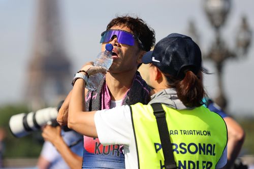 아내이자 핸들러인 김진희 씨의 도움을 받는 김황태[대한장애인체육회 제공. 재배포 및 DB금지]