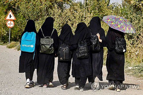 외출하는 아프간 여성들부르카를 입은 아프가니스탄 여성들이 거리를 걷고 있다. [AFP 연합뉴스 자료사진. 재판매 및 DB 금지]