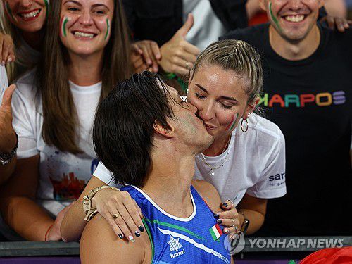 입맞춤하는 오솔라와 여자친구(파리 로이터=연합뉴스) 오솔라가 1일(현지시간) 프랑스 파리 스타드 드 프랑스에서 열린 2024 파리 패럴림픽 육상 남자 100ｍ(T63) 예선이 끝난 뒤 여자친구에게 청혼하고서, 입맞춤하고 있다.