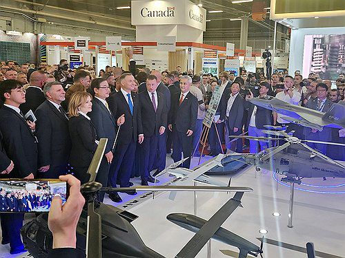 KAI, 2023년 폴란드 방산 전시회 참가 사진(서울=연합뉴스) 한국항공우주산업(KAI)은 지난해 9월 5일(현지시간)부터 나흘 일정으로 폴란드 키엘체에서 열리는 국제방위산업전시회(MSPO)에 참가했다. 사진은 MSPO KAI 부스를 방문한 폴란드 고위 정치인들. 2023.9.6. [KAI 제공. 재판매 및 DB 금지] photo@yna.co.kr