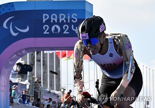 사이클 타는 김황태(서울=연합뉴스) 김황태가 2일(현지시간) 프랑스 파리 알렉상드로 3세 다리 인근에서 열린 2024 파리 패럴림픽 남자 트라이애슬론(철인 3종) PTS3 등급 경기에서 사이클을 타고 있다. 2024.9.2 [사진공동취재단] photo@yna.co.kr