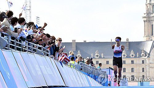김황태, 결승선을 향해(서울=연합뉴스) 김황태가 2일(현지시간) 프랑스 파리 알렉상드로 3세 다리 인근에서 열린 2024 파리 패럴림픽 남자 트라이애슬론(철인 3종) PTS3 등급 경기에서 결승선을 향해 달리고 있다. 2024.9.2 [사진공동취재단] photo@yna.co.kr