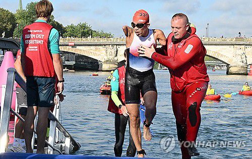 철인 3종 수영 마친 김황태(서울=연합뉴스) 김황태가 2일(현지시간) 프랑스 파리 알렉상드로 3세 다리 인근에서 열린 2024 파리 패럴림픽 남자 트라이애슬론(철인 3종) PTS3 등급 경기에서 수영 경기를 마치고 센강에서 나오고 있다. 2024.9.2 [사진공동취재단] photo@yna.co.kr