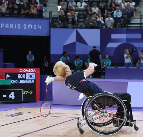 결승전 치르는 최정만(파리=연합뉴스) 공동취재단 = 장애인 배드민턴 최정만이  3일(한국시간) 프랑스 파리 포르트드라샤펠 경기장에서 열린 2024 파리 패럴림픽 배드민턴 남자 단식(스포츠 등급 WH1) 결승전을 치르고 있다.