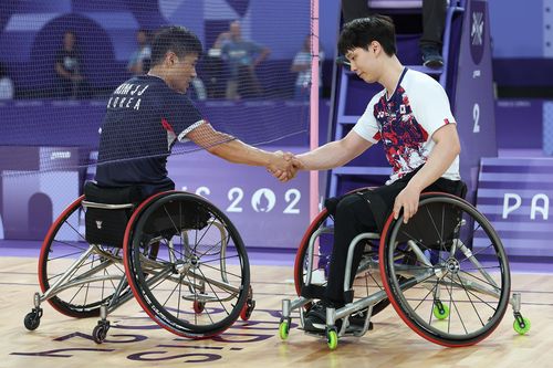 유수영과 악수하는 김정준(파리=연합뉴스) 공동취재단 = 배드민턴 김정준(왼쪽)이 3일(한국시간) 프랑스 파리 포르트드라샤펠 경기장에서 열린 2024 파리 패럴림픽 남자 단식 (스포츠등급 WH2) 동메달 결정전에서 대표팀 후배 유수영을 꺾은 뒤 격려하고 있다.